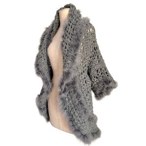 LA SEINE Size L/XL Knit Women Feather Trim Lightweight Knit Classic Sweater Gray